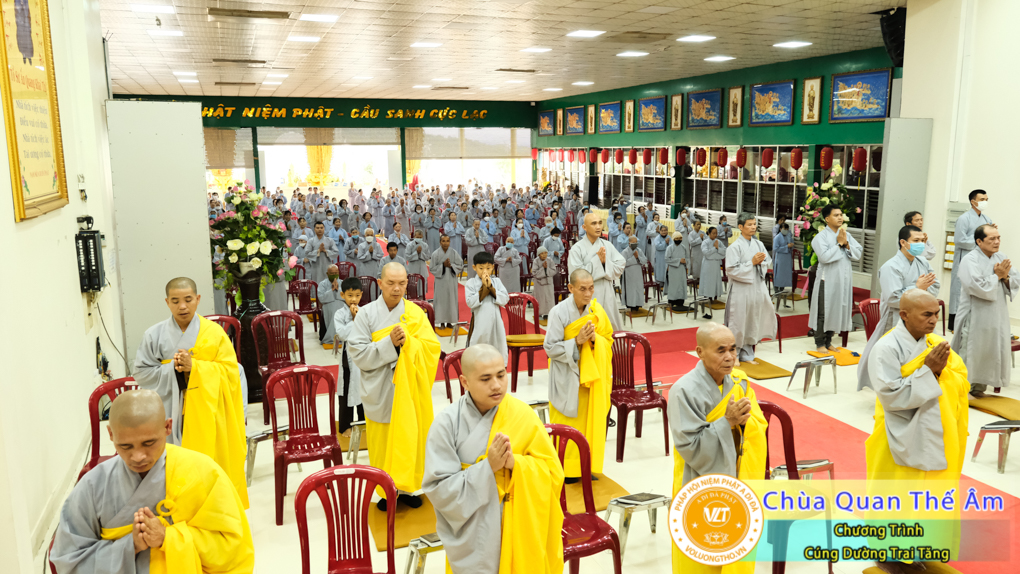 hinh-anh-cung-duong-trai-tang-ngay-1-5-2022-chua-quan-the-am-duc-trong-lam-dong-10.jpg
