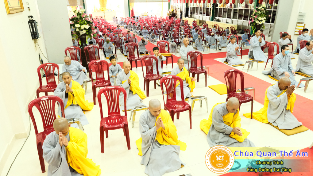 hinh-anh-cung-duong-trai-tang-ngay-1-5-2022-chua-quan-the-am-duc-trong-lam-dong-11.jpg