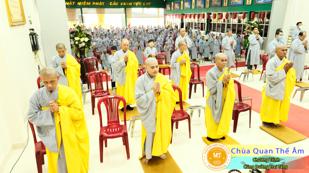 hinh-anh-cung-duong-trai-tang-ngay-1-5-2022-chua-quan-the-am-duc-trong-lam-dong-12.jpg