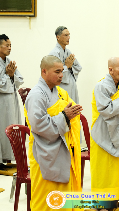 hinh-anh-cung-duong-trai-tang-ngay-1-5-2022-chua-quan-the-am-duc-trong-lam-dong-16.jpg