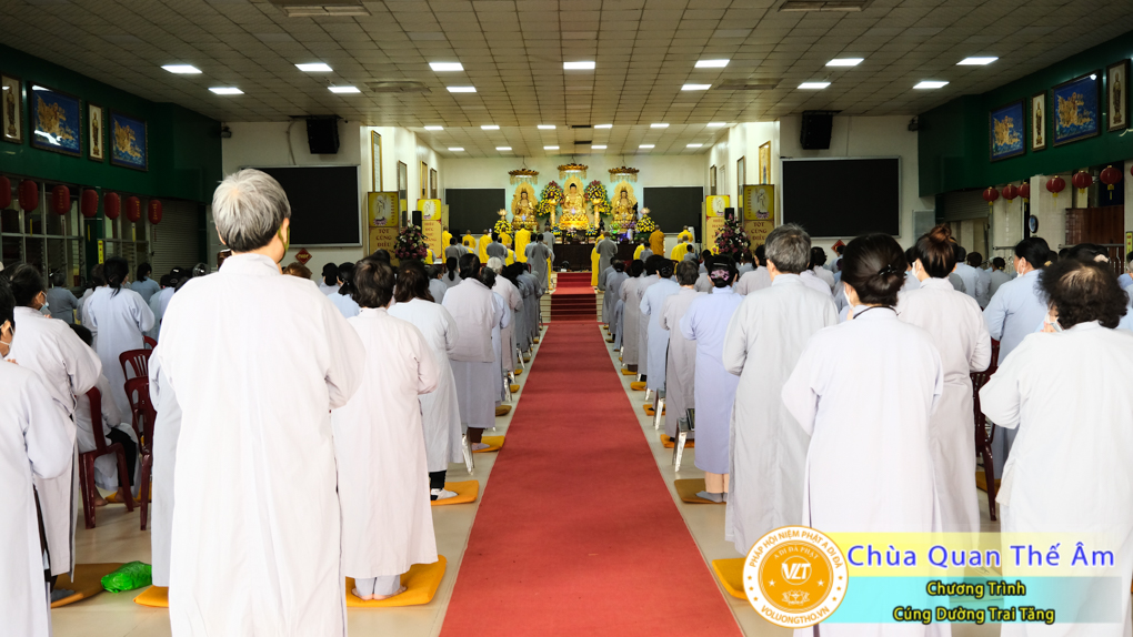 hinh-anh-cung-duong-trai-tang-ngay-1-5-2022-chua-quan-the-am-duc-trong-lam-dong-2.jpg