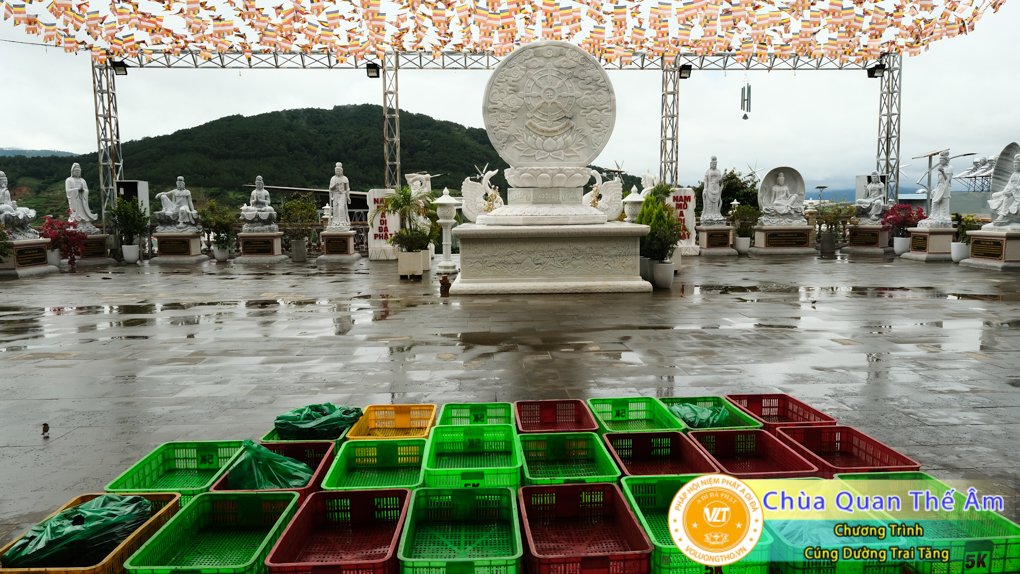 hinh-anh-cung-duong-trai-tang-ngay-1-5-2022-chua-quan-the-am-duc-trong-lam-dong-22.jpg