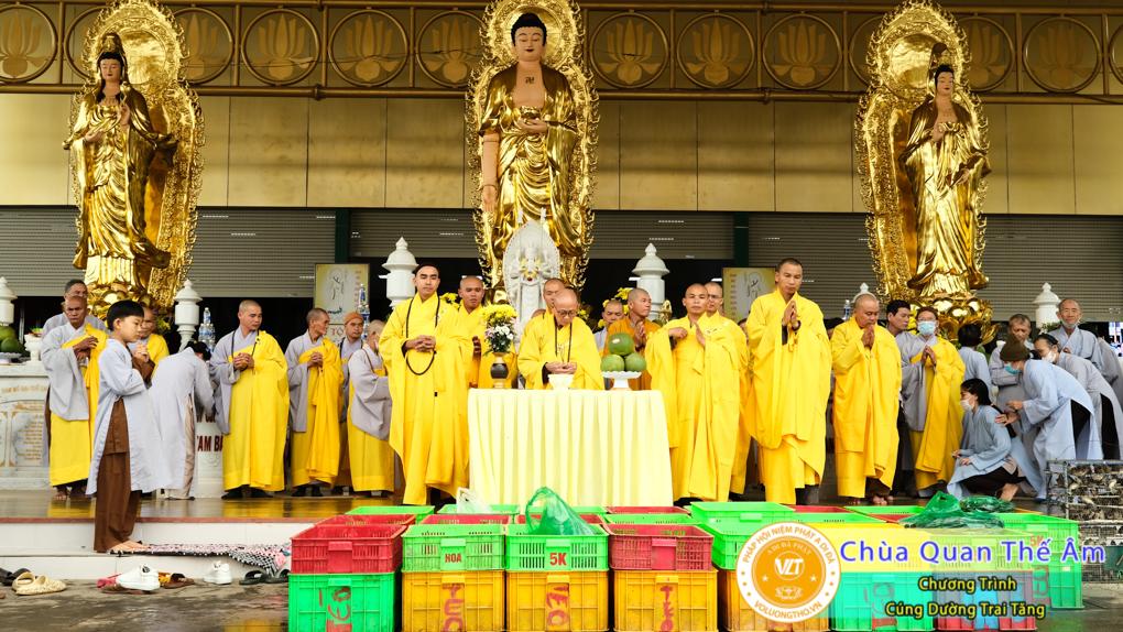 hinh-anh-cung-duong-trai-tang-ngay-1-5-2022-chua-quan-the-am-duc-trong-lam-dong-23.jpg