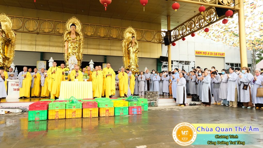 hinh-anh-cung-duong-trai-tang-ngay-1-5-2022-chua-quan-the-am-duc-trong-lam-dong-24.jpg