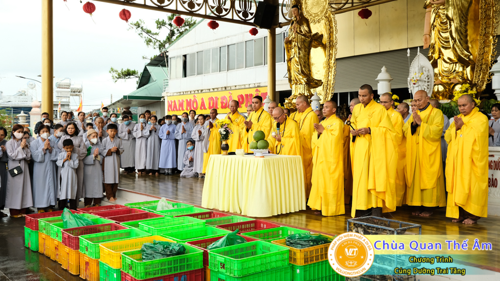 hinh-anh-cung-duong-trai-tang-ngay-1-5-2022-chua-quan-the-am-duc-trong-lam-dong-25.jpg