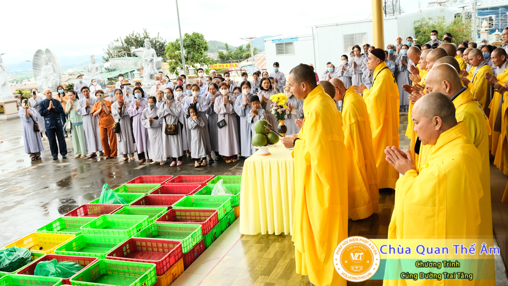 hinh-anh-cung-duong-trai-tang-ngay-1-5-2022-chua-quan-the-am-duc-trong-lam-dong-26.jpg