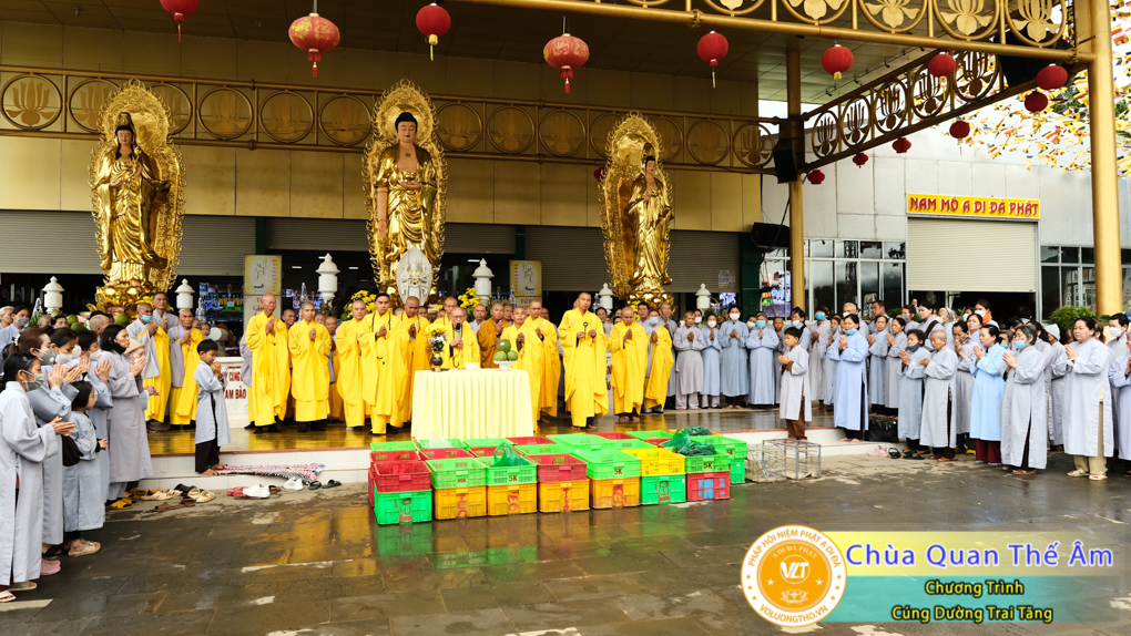 hinh-anh-cung-duong-trai-tang-ngay-1-5-2022-chua-quan-the-am-duc-trong-lam-dong-30.jpg