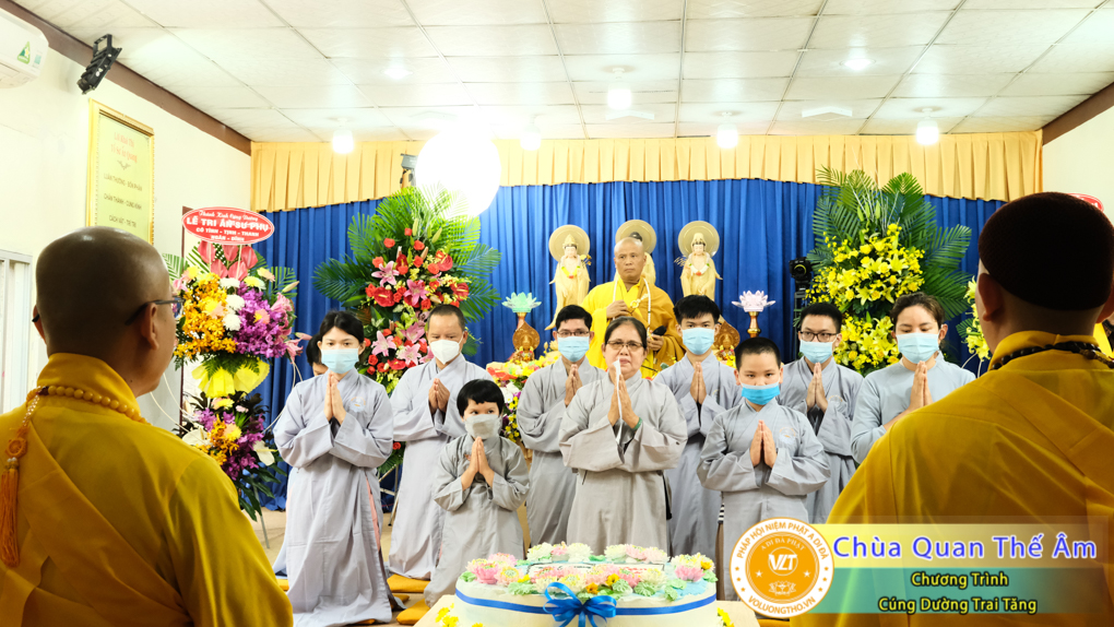 hinh-anh-cung-duong-trai-tang-ngay-1-5-2022-chua-quan-the-am-duc-trong-lam-dong-35.jpg