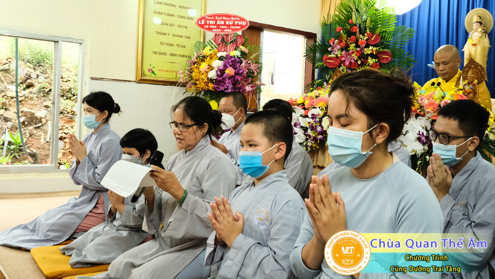 hinh-anh-cung-duong-trai-tang-ngay-1-5-2022-chua-quan-the-am-duc-trong-lam-dong-44.jpg