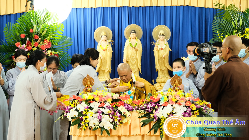 hinh-anh-cung-duong-trai-tang-ngay-1-5-2022-chua-quan-the-am-duc-trong-lam-dong-55.jpg