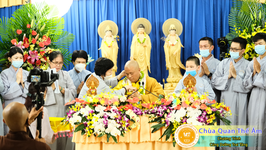 hinh-anh-cung-duong-trai-tang-ngay-1-5-2022-chua-quan-the-am-duc-trong-lam-dong-59.jpg