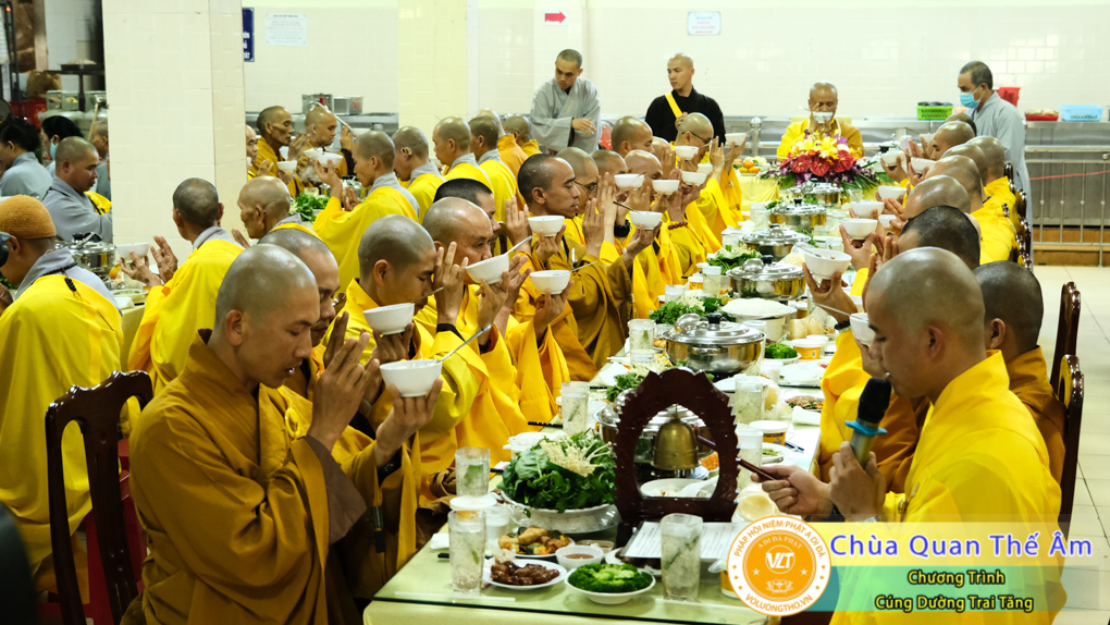 hinh-anh-cung-duong-trai-tang-ngay-1-5-2022-chua-quan-the-am-duc-trong-lam-dong-69.jpg