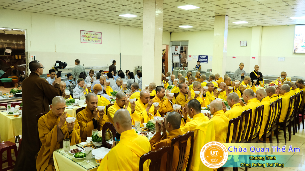 hinh-anh-cung-duong-trai-tang-ngay-1-5-2022-chua-quan-the-am-duc-trong-lam-dong-70.jpg