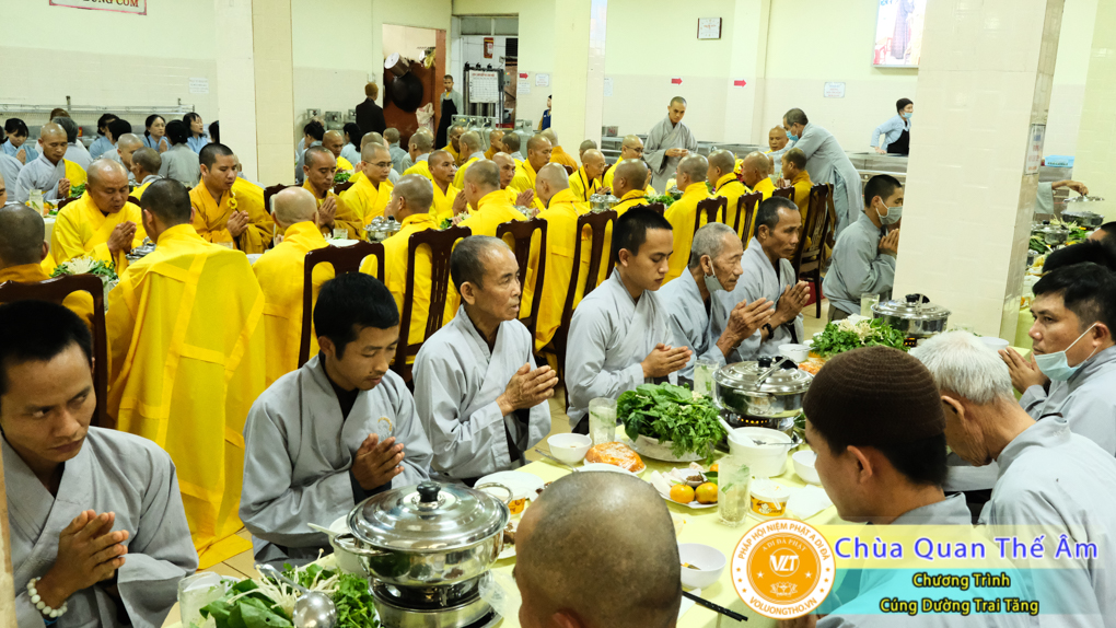 hinh-anh-cung-duong-trai-tang-ngay-1-5-2022-chua-quan-the-am-duc-trong-lam-dong-71.jpg