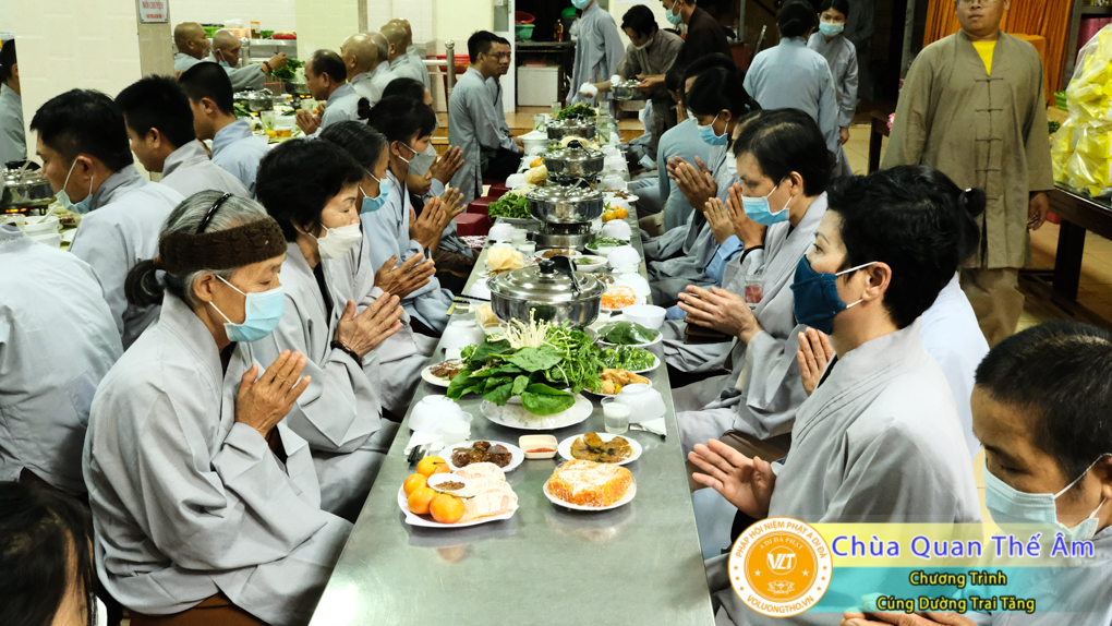 hinh-anh-cung-duong-trai-tang-ngay-1-5-2022-chua-quan-the-am-duc-trong-lam-dong-72.jpg