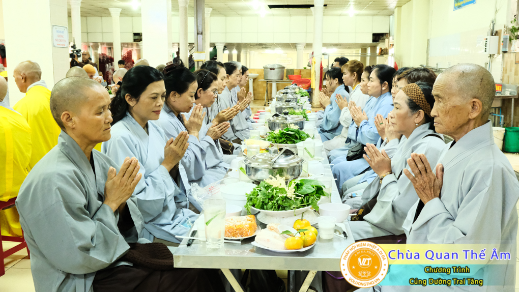 hinh-anh-cung-duong-trai-tang-ngay-1-5-2022-chua-quan-the-am-duc-trong-lam-dong-75.jpg