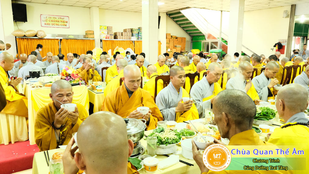 hinh-anh-cung-duong-trai-tang-ngay-1-5-2022-chua-quan-the-am-duc-trong-lam-dong-76.jpg