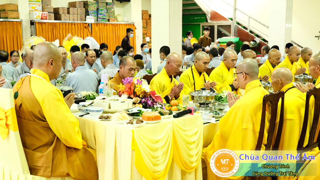 hinh-anh-cung-duong-trai-tang-ngay-1-5-2022-chua-quan-the-am-duc-trong-lam-dong-77.jpg