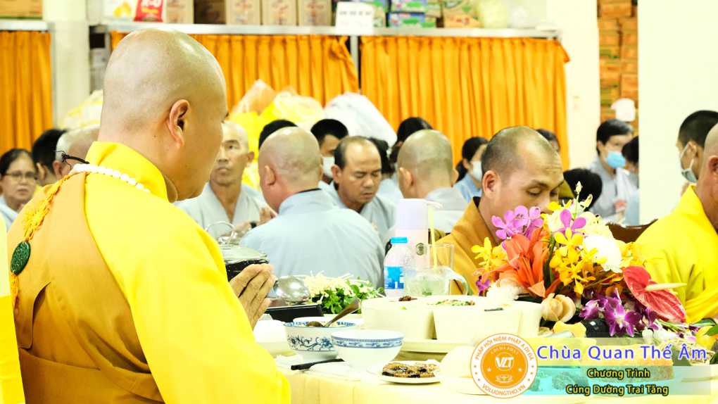 hinh-anh-cung-duong-trai-tang-ngay-1-5-2022-chua-quan-the-am-duc-trong-lam-dong-78.jpg