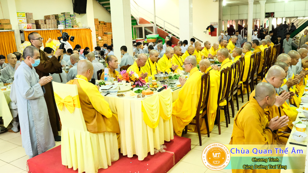 hinh-anh-cung-duong-trai-tang-ngay-1-5-2022-chua-quan-the-am-duc-trong-lam-dong-79.jpg