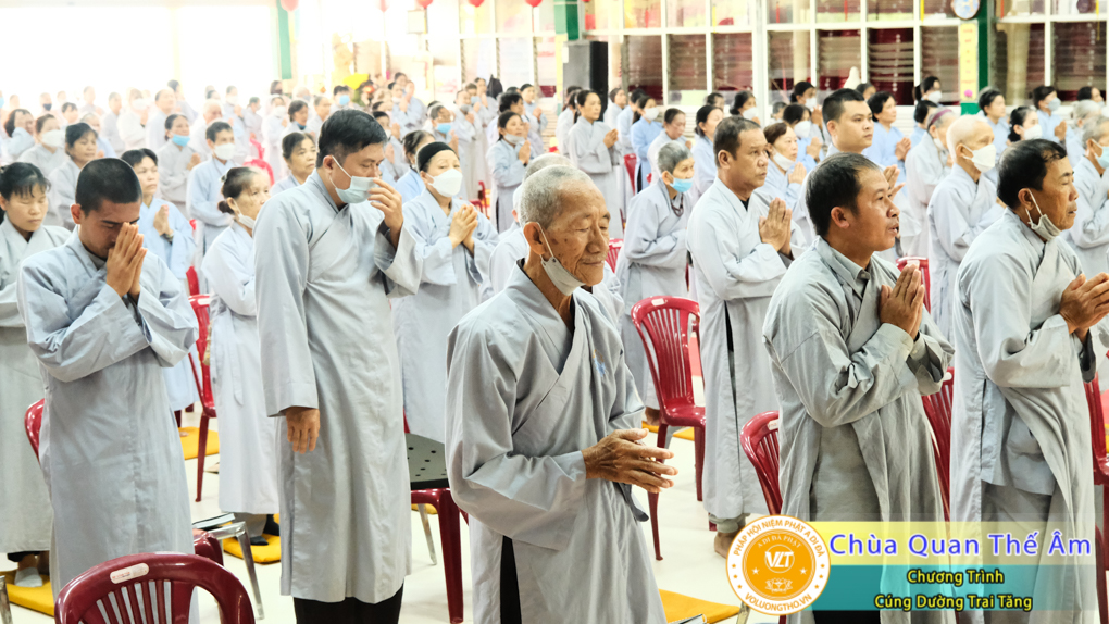 hinh-anh-cung-duong-trai-tang-ngay-1-5-2022-chua-quan-the-am-duc-trong-lam-dong-8.jpg