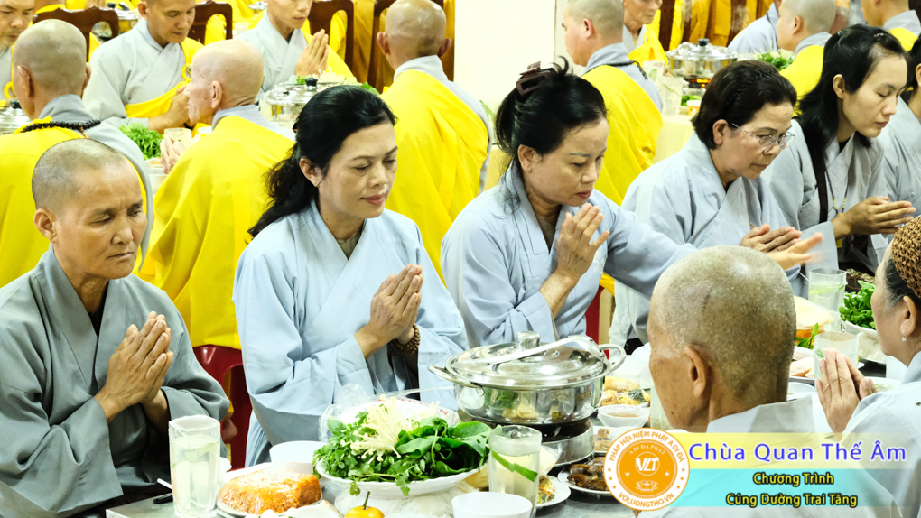 hinh-anh-cung-duong-trai-tang-ngay-1-5-2022-chua-quan-the-am-duc-trong-lam-dong-80.jpg