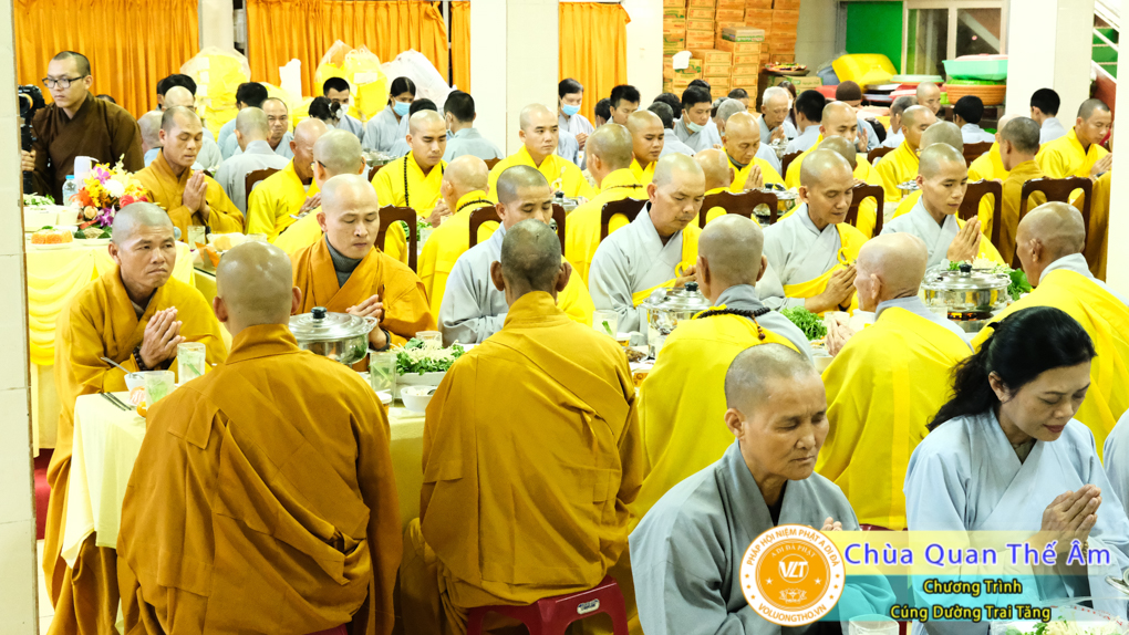 hinh-anh-cung-duong-trai-tang-ngay-1-5-2022-chua-quan-the-am-duc-trong-lam-dong-81.jpg