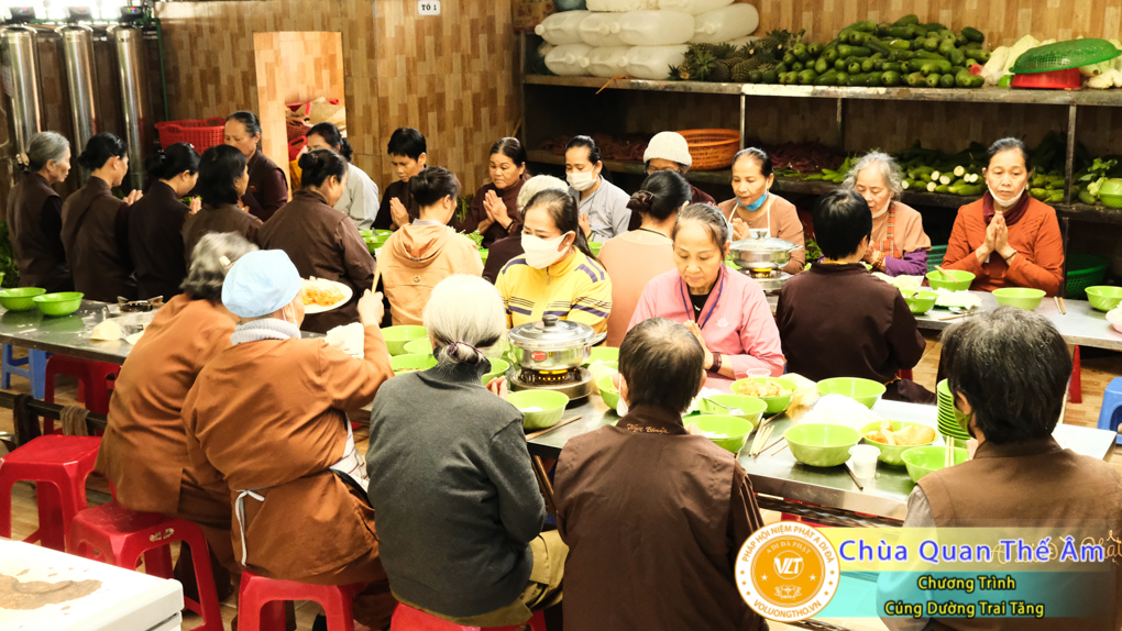 hinh-anh-cung-duong-trai-tang-ngay-1-5-2022-chua-quan-the-am-duc-trong-lam-dong-82.jpg