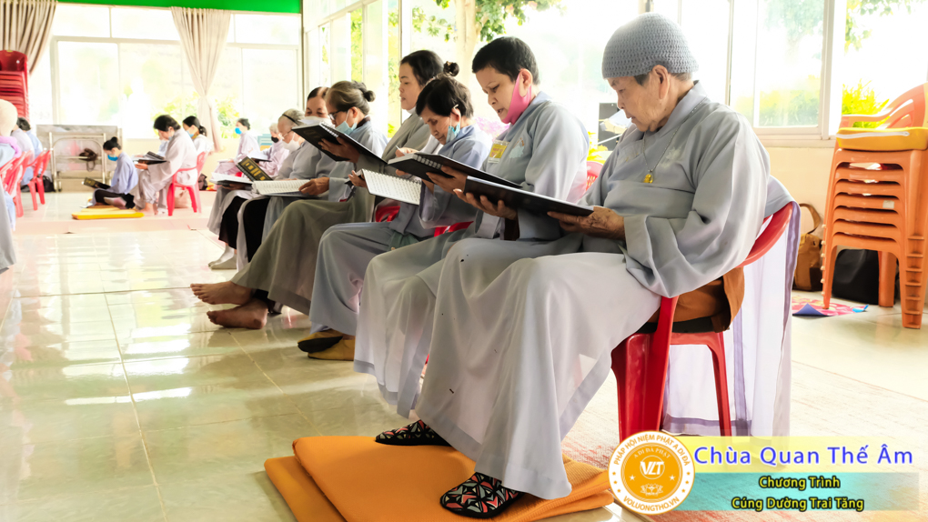hinh-anh-cung-duong-trai-tang-ngay-8-5-2022-chua-quan-the-am-duc-trong-lam-dong-13.jpg