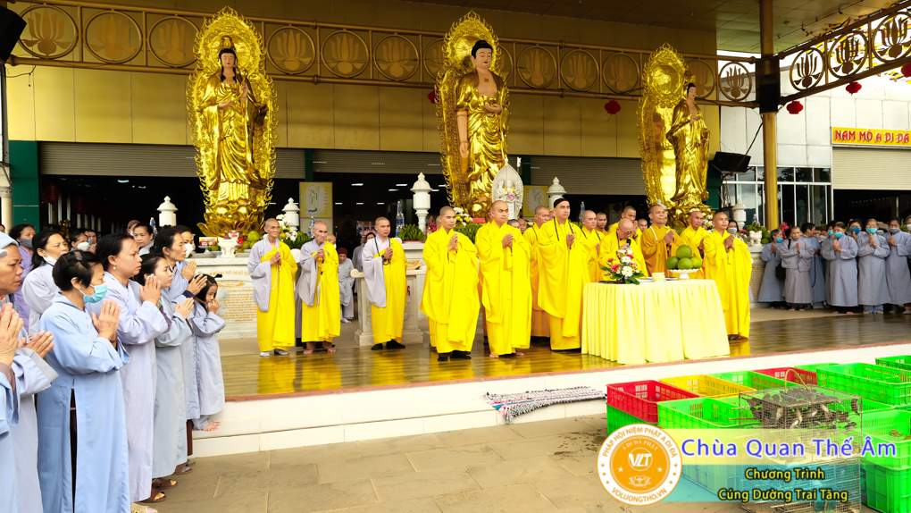 hinh-anh-cung-duong-trai-tang-ngay-8-5-2022-chua-quan-the-am-duc-trong-lam-dong-28.jpg