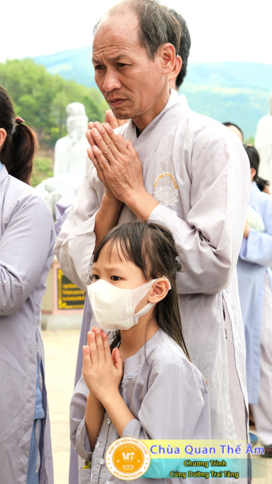 hinh-anh-cung-duong-trai-tang-ngay-8-5-2022-chua-quan-the-am-duc-trong-lam-dong-29.jpg