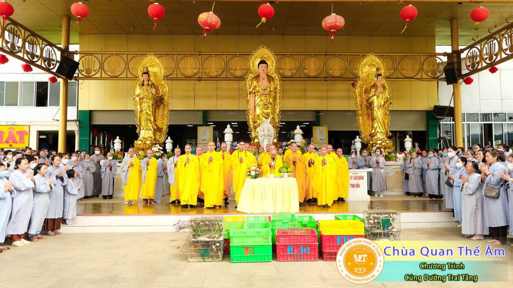 hinh-anh-cung-duong-trai-tang-ngay-8-5-2022-chua-quan-the-am-duc-trong-lam-dong-31.jpg