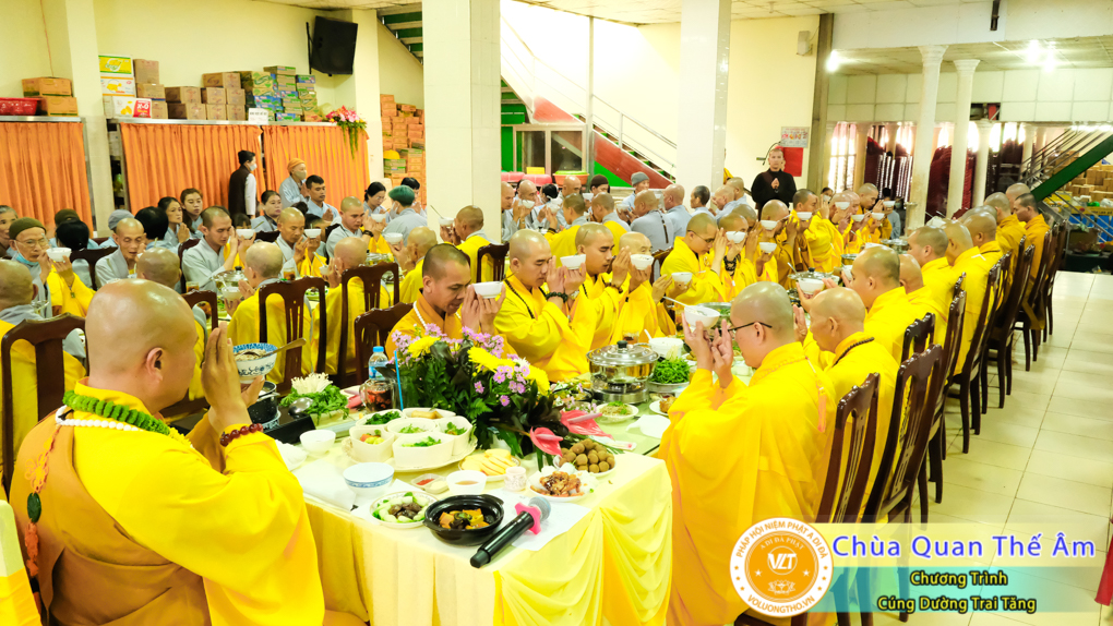 hinh-anh-cung-duong-trai-tang-ngay-8-5-2022-chua-quan-the-am-duc-trong-lam-dong-50.jpg