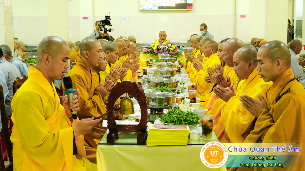 hinh-anh-cung-duong-trai-tang-ngay-8-5-2022-chua-quan-the-am-duc-trong-lam-dong-51.jpg