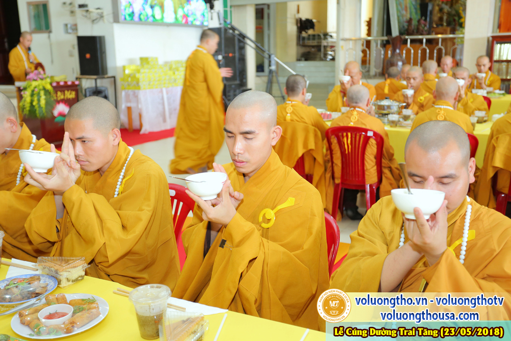 hinh-anh-cung-duong-trai-tang-tai-chua-quan-the-am-chua-quan-the-am-duc-trong-lam-dong-10.jpg