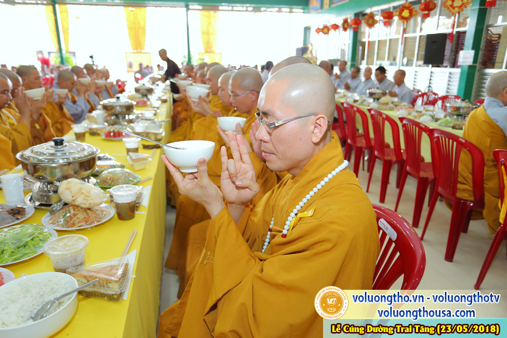 hinh-anh-cung-duong-trai-tang-tai-chua-quan-the-am-chua-quan-the-am-duc-trong-lam-dong-11.jpg