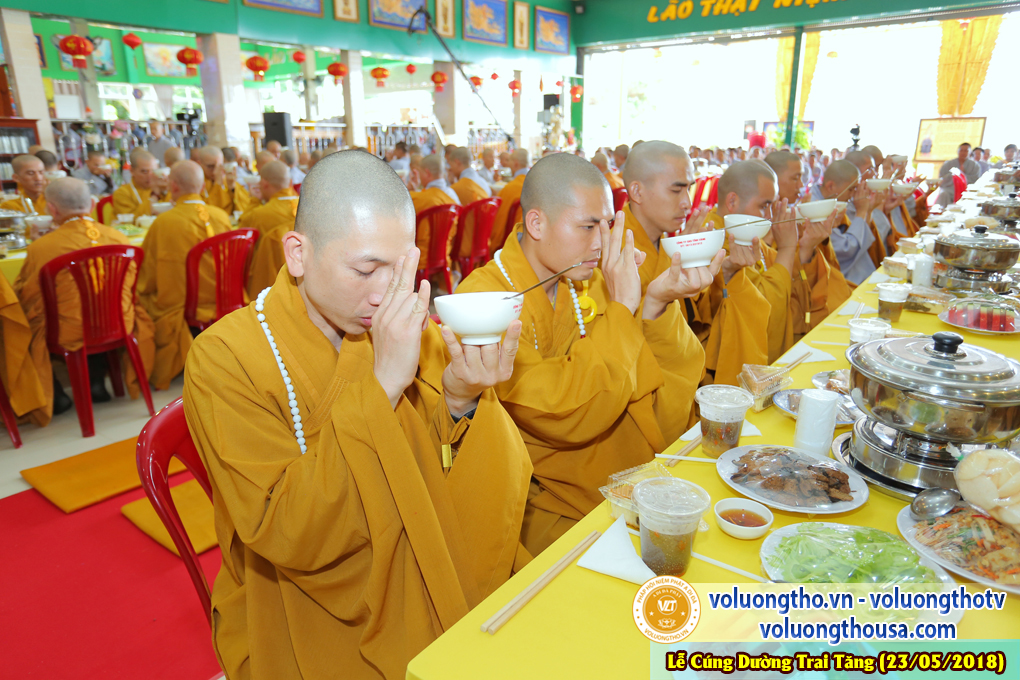 hinh-anh-cung-duong-trai-tang-tai-chua-quan-the-am-chua-quan-the-am-duc-trong-lam-dong-12.jpg