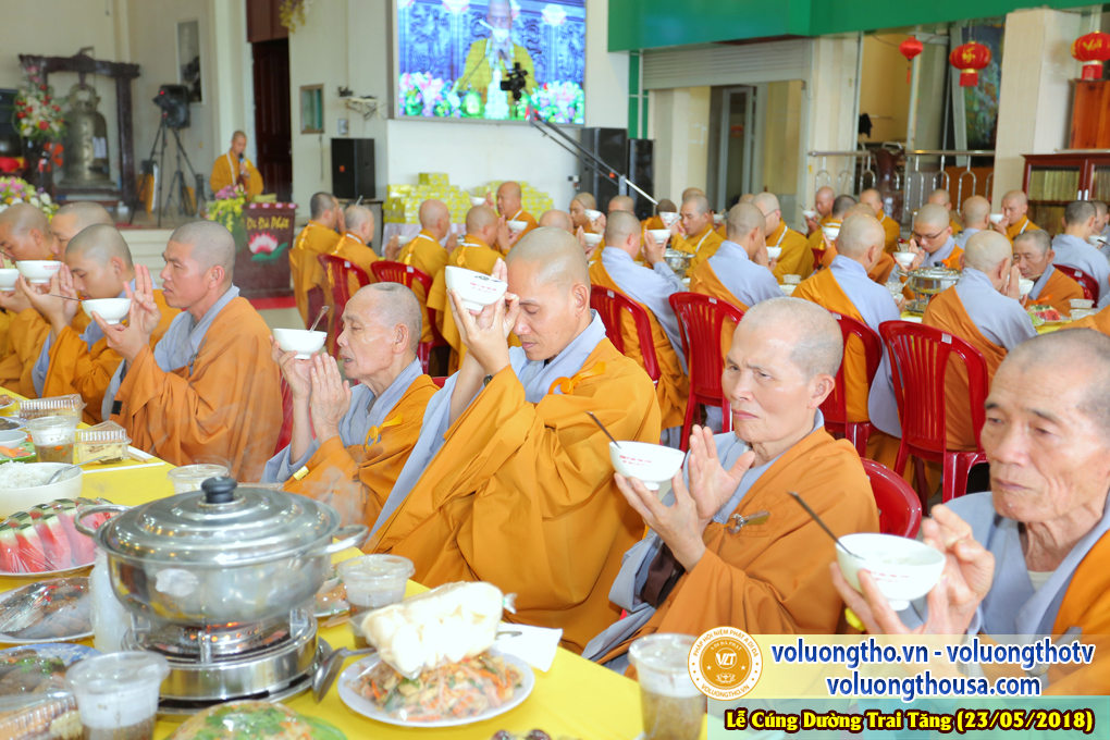 hinh-anh-cung-duong-trai-tang-tai-chua-quan-the-am-chua-quan-the-am-duc-trong-lam-dong-13.jpg