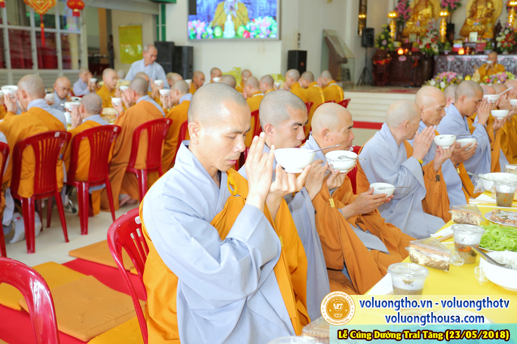 hinh-anh-cung-duong-trai-tang-tai-chua-quan-the-am-chua-quan-the-am-duc-trong-lam-dong-14.jpg