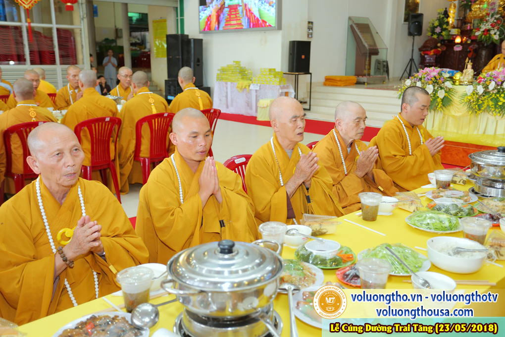 hinh-anh-cung-duong-trai-tang-tai-chua-quan-the-am-chua-quan-the-am-duc-trong-lam-dong-15.jpg