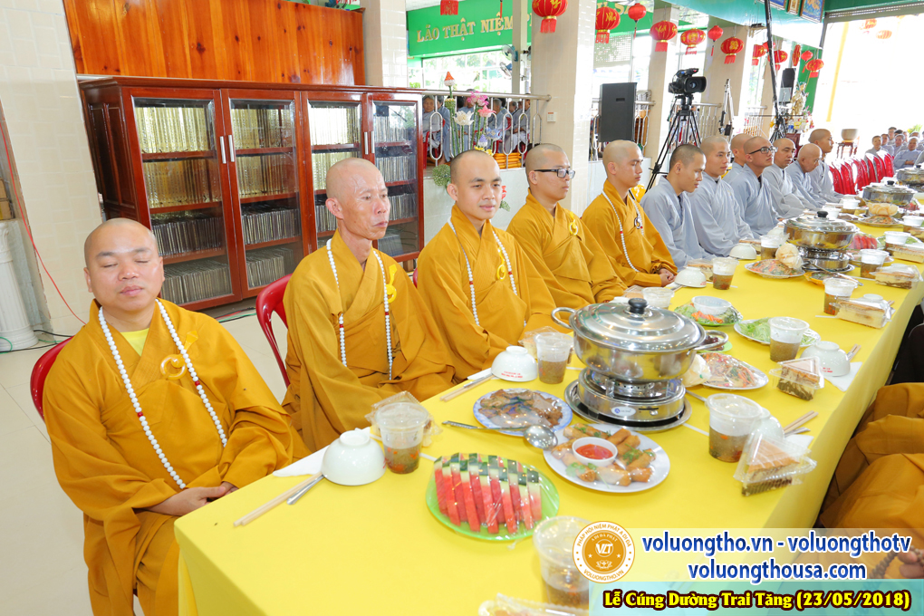 hinh-anh-cung-duong-trai-tang-tai-chua-quan-the-am-chua-quan-the-am-duc-trong-lam-dong-3.jpg