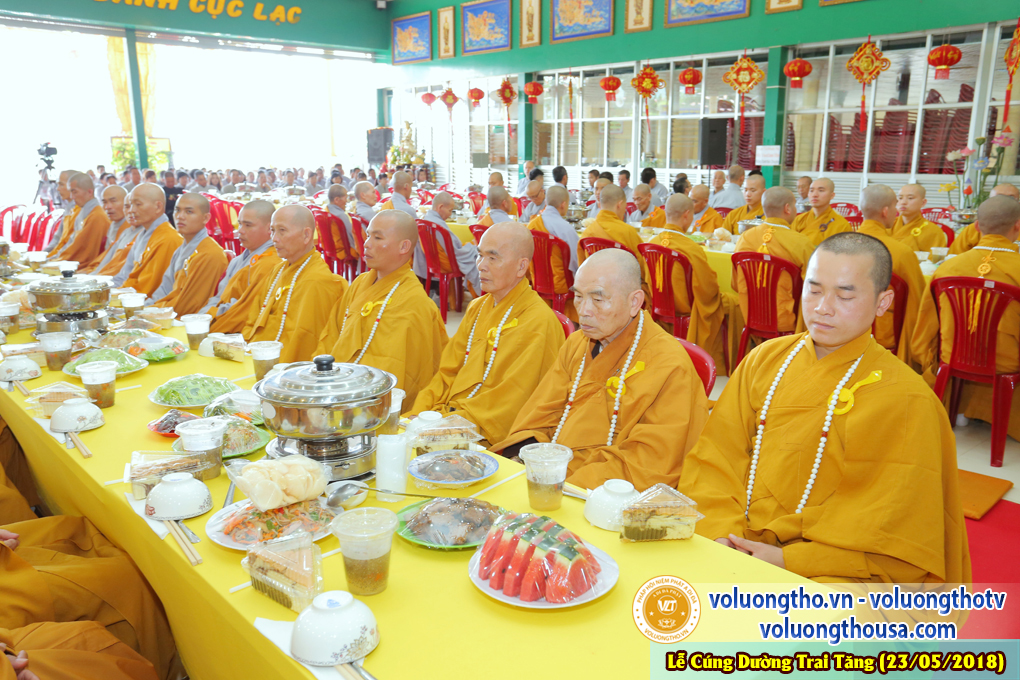 hinh-anh-cung-duong-trai-tang-tai-chua-quan-the-am-chua-quan-the-am-duc-trong-lam-dong-4.jpg