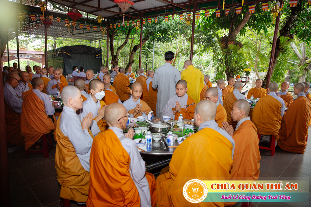 hinh-anh-cung-duong-trai-tang-tai-to-dinh-huong-nghiem-ngay-29-05-2022-chua-quan-the-am-duc-trong-lam-dong-17.jpg