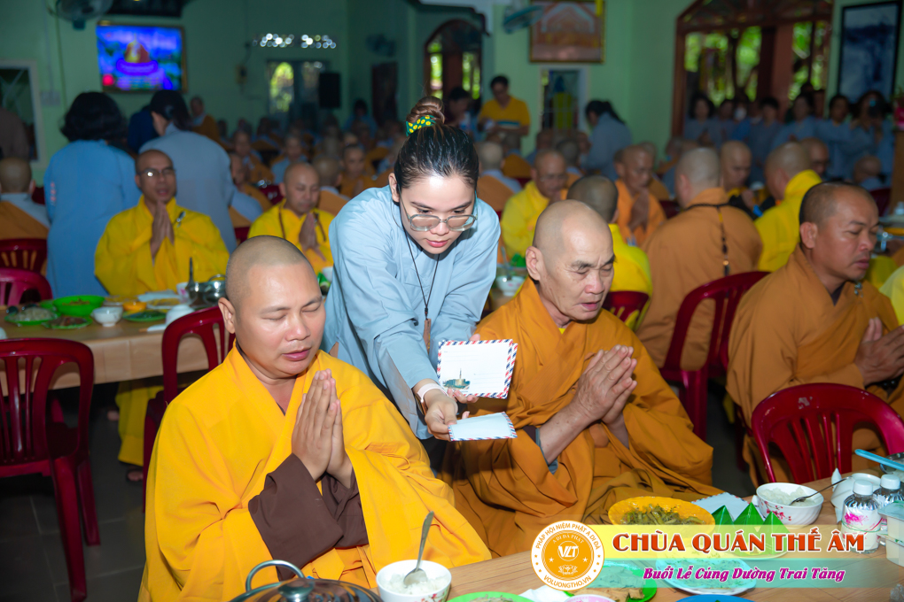 hinh-anh-cung-duong-trai-tang-tai-to-dinh-huong-nghiem-ngay-29-05-2022-chua-quan-the-am-duc-trong-lam-dong-26.jpg