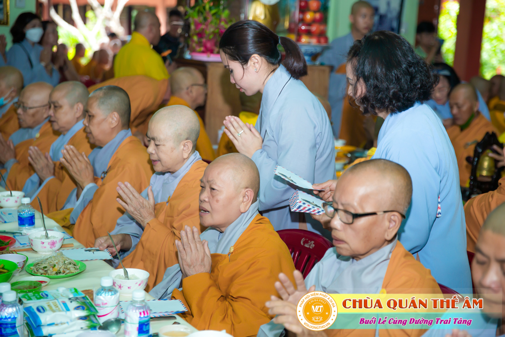 hinh-anh-cung-duong-trai-tang-tai-to-dinh-huong-nghiem-ngay-29-05-2022-chua-quan-the-am-duc-trong-lam-dong-28.jpg