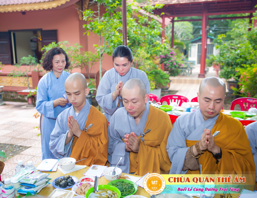 hinh-anh-cung-duong-trai-tang-tai-to-dinh-huong-nghiem-ngay-29-05-2022-chua-quan-the-am-duc-trong-lam-dong-32.jpg