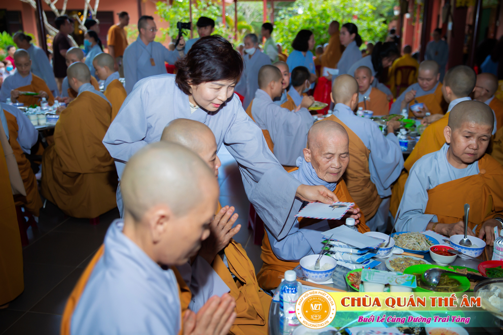 hinh-anh-cung-duong-trai-tang-tai-to-dinh-huong-nghiem-ngay-29-05-2022-chua-quan-the-am-duc-trong-lam-dong-33.jpg