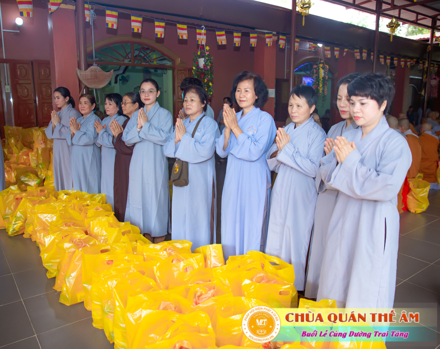 hinh-anh-cung-duong-trai-tang-tai-to-dinh-huong-nghiem-ngay-29-05-2022-chua-quan-the-am-duc-trong-lam-dong-35.jpg