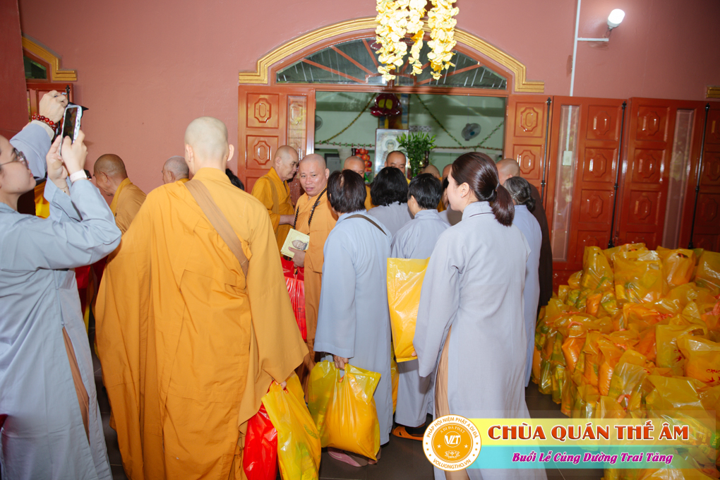hinh-anh-cung-duong-trai-tang-tai-to-dinh-huong-nghiem-ngay-29-05-2022-chua-quan-the-am-duc-trong-lam-dong-43.jpg
