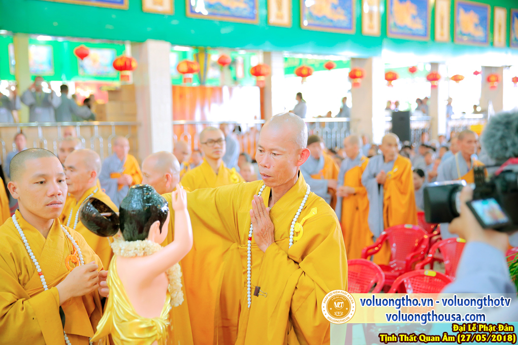 hinh-anh-dai-le-phat-dan-va-le-tam-phat-ngay-27-5-2018-dl-chua-quan-the-am-duc-trong-lam-dong-100.jpg